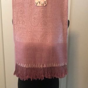 Beautiful Pashmina-style scarf light pink